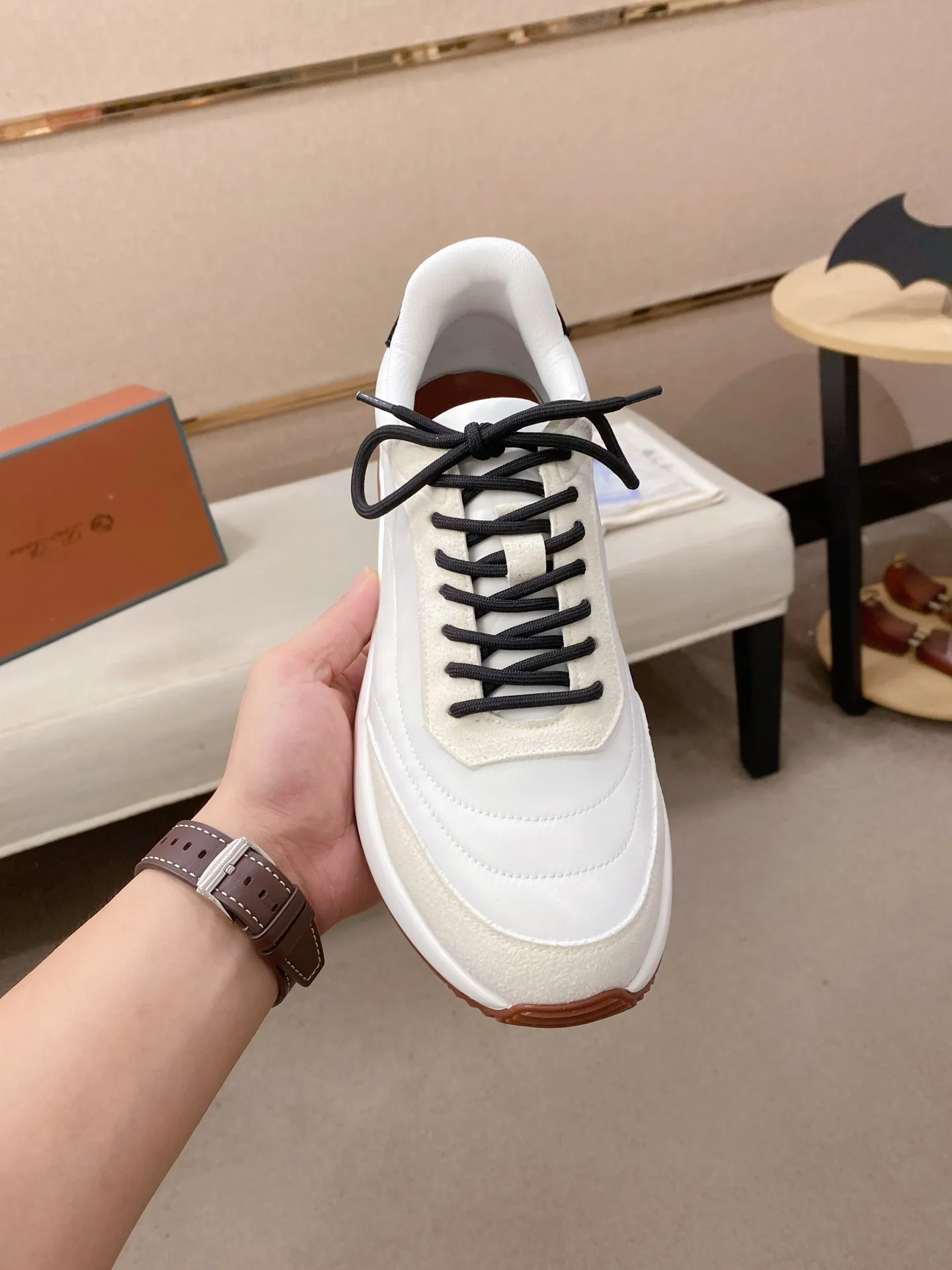 Men's shoes 💰: 462💰🔥𝐥𝐨𝐫𝐨 𝐏𝐢𝐚𝐧𝐚 lp classic loafers, an Italian treasure brand, the only brand that can match Hermès! Only after wearing it do we realize that we can’t live up to our feet. The upper is made of imported first-layer cowhide with breathable fabrics, water-dyed cowhide foot pads, and the official original glass rubber outsole and pendant. Exclusive original packaging (tag ➕ brand paper ➕ outer box ➕ hand bag) code number: 38-44. Can be customized 45-46